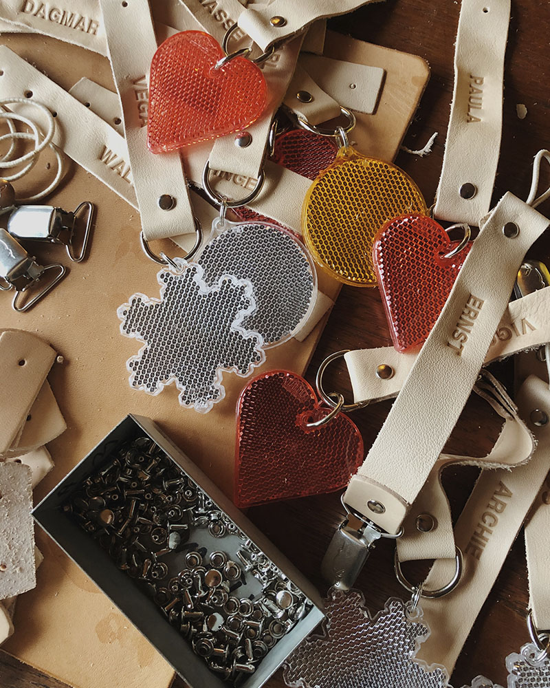 Refleks i læderstrop til børn. Sikker SVEND. Sørg for, at dine børn bliver set i mørket.