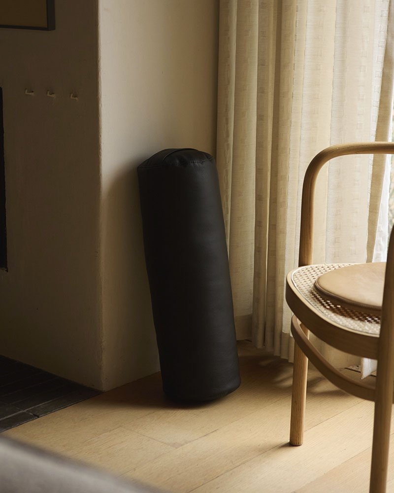 Cylinder er en rund pude i læder fra Svend