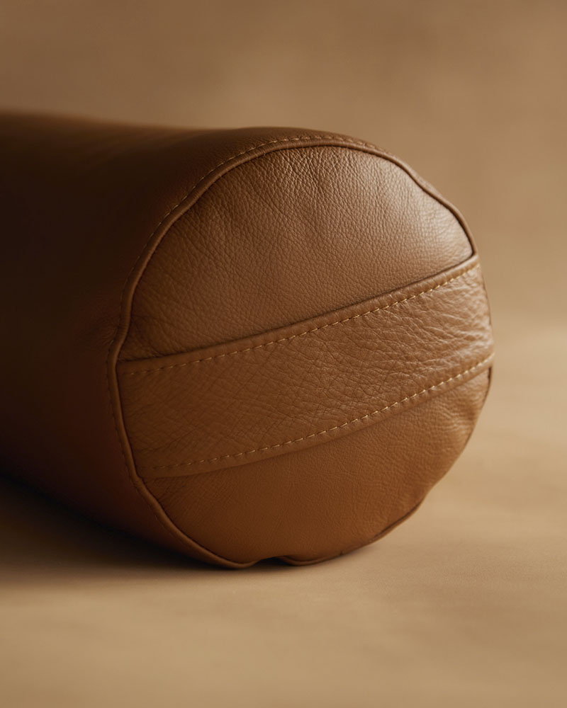 Cylinder er en rund pude i læder fra Svend