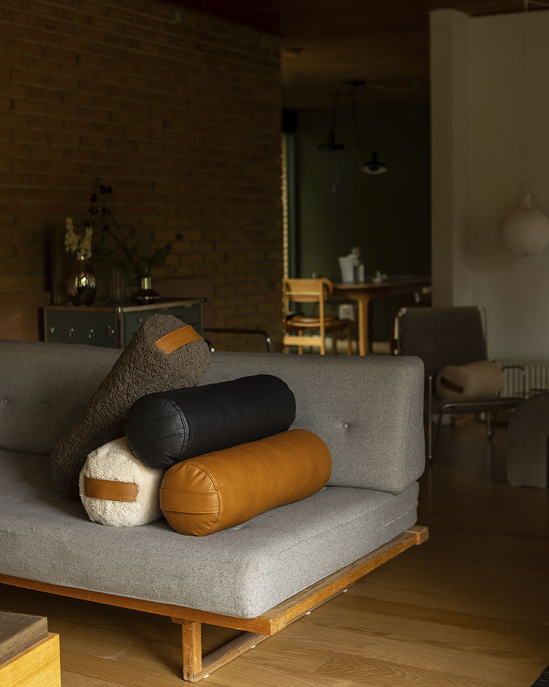 Cylinder er en rund pude i læder fra Svend