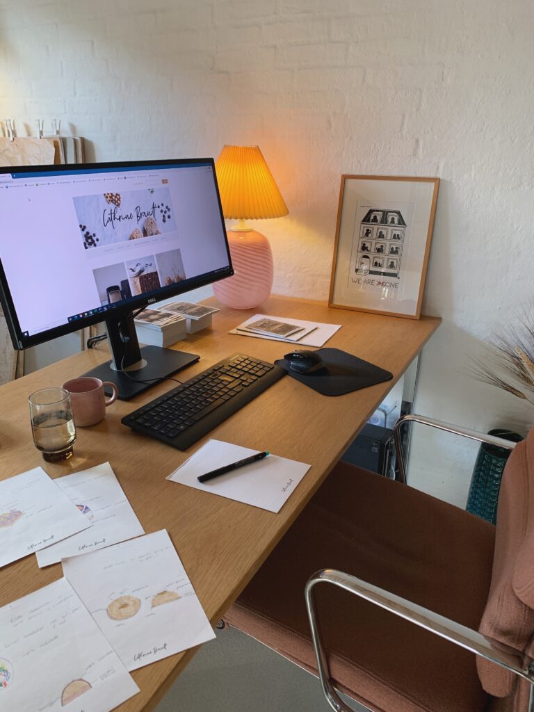Pen, papir og kaffe er det vigtigste på skrivebordet