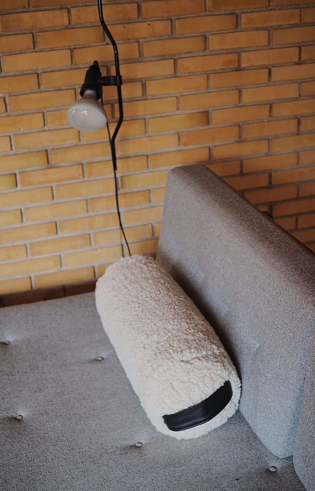 Lille_svend_cylinder_rulam_pude_sort_produkt_høj