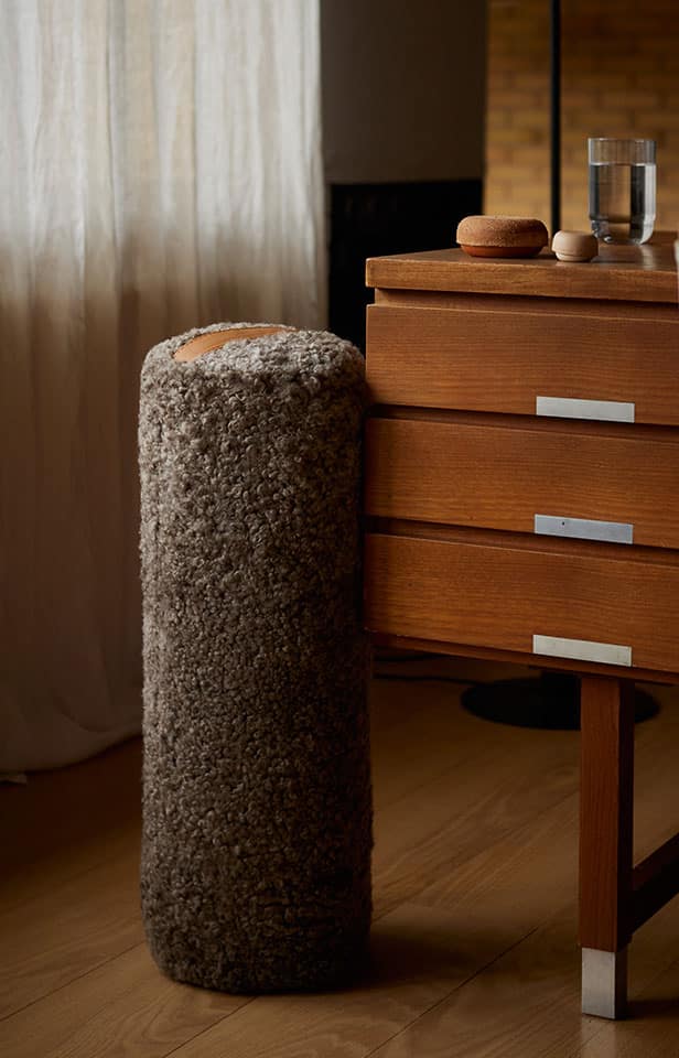Lille_svend_cylinder_rulam_pude_sort_produkt_høj1