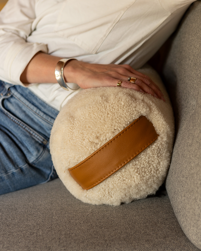 Rund cylinderpude i rulam og lammeskind fra SVEND