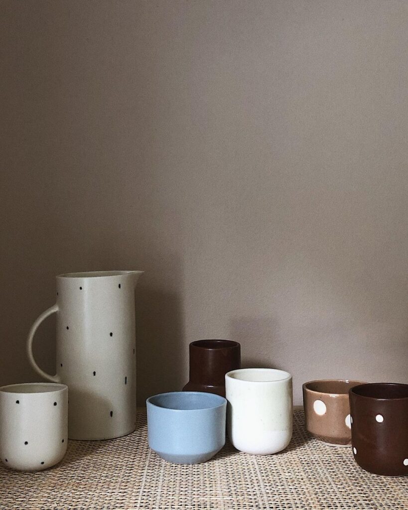 Kopper i keramik med prikker og print fra Burnt & Glazed