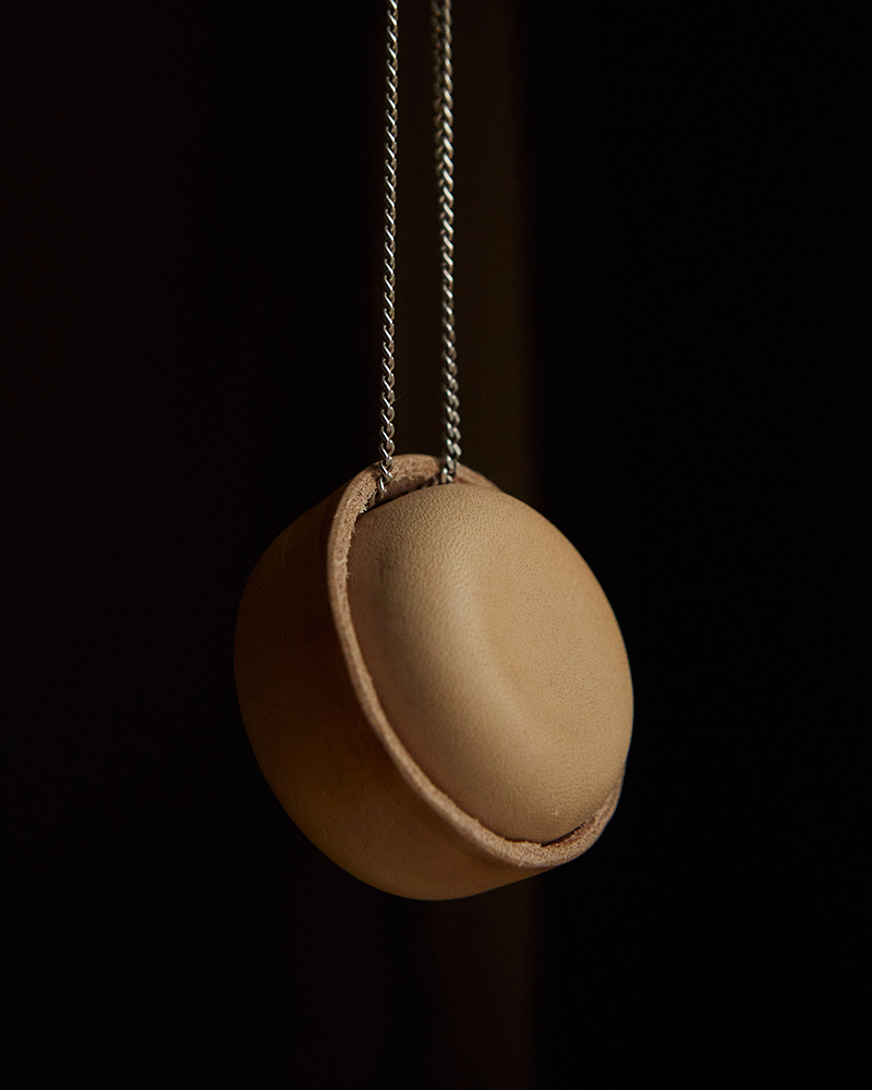 Etui mini - en rund æske i kernelæder fra SVEND