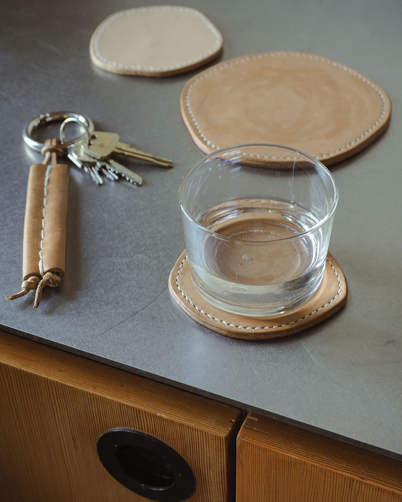 Coaster i kernelæder som beskytter spisebordet fra SVEND