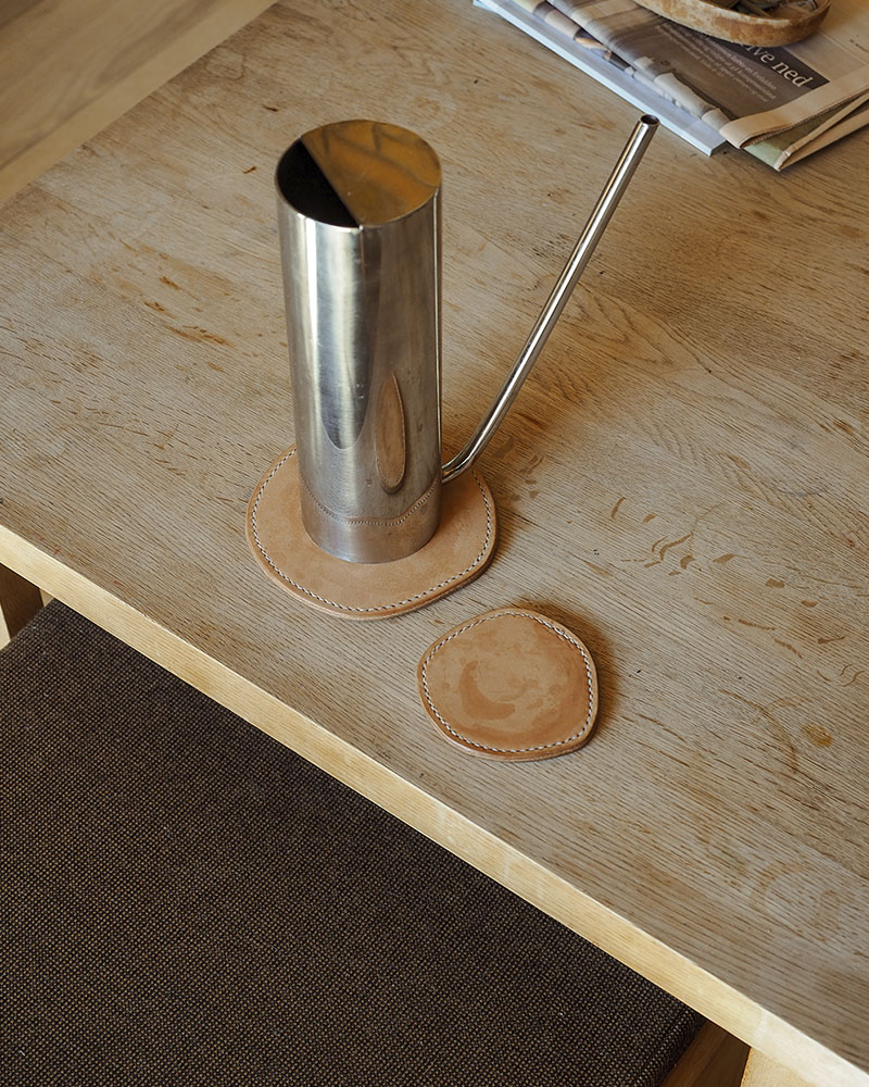 Coaster i kernelæder som beskytter spisebordet fra SVEND