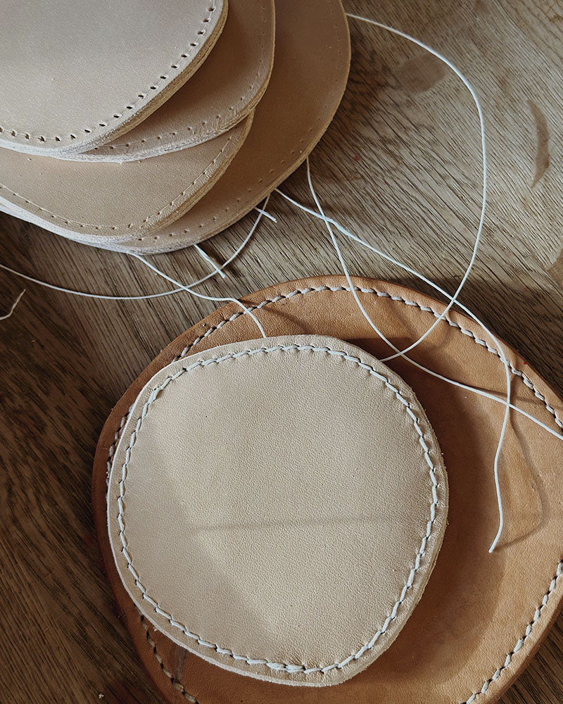 Coaster i kernelæder som beskytter spisebordet fra SVEND