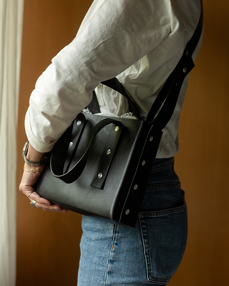 Rå taske i kernelæder med nitter