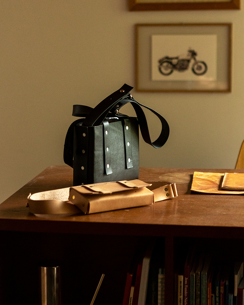 Rå taske i kernelæder med nitter