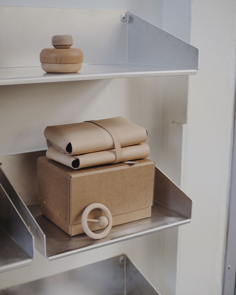 Bleomslag - en pusletaske i kernelæder med mindeæske