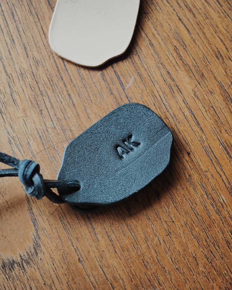 Nøglering i læder med initialer