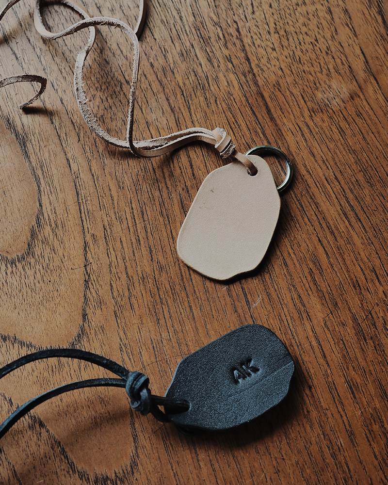 Nøglering i læder med initialer