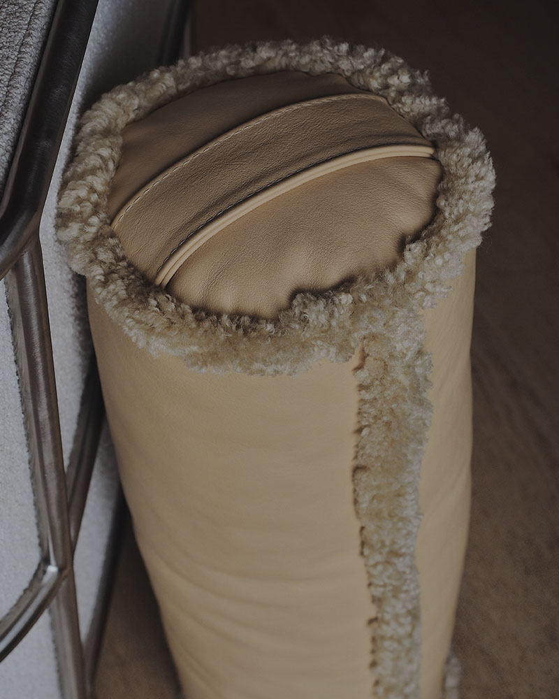 Cylinder pude i blødt læder med rulam kanter – dekorativ og funktionel