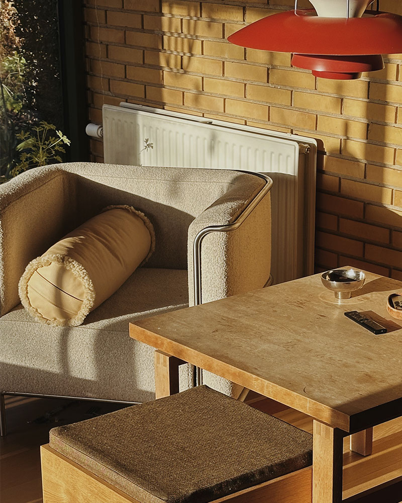 Cylinder pude i blødt læder med rulam kanter – dekorativ og funktionel