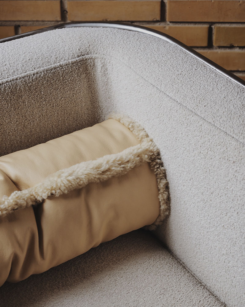 Cylinder pude i blødt læder med rulam kanter – dekorativ og funktionel