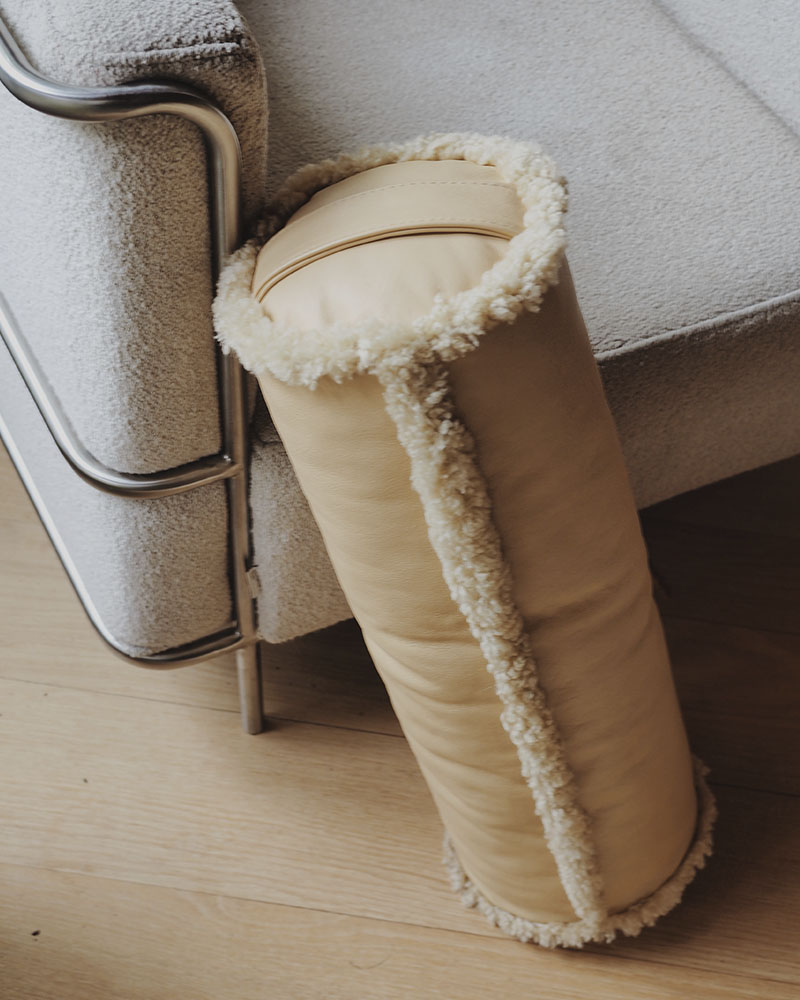 Cylinder pude i blødt læder med rulam kanter – dekorativ og funktionel