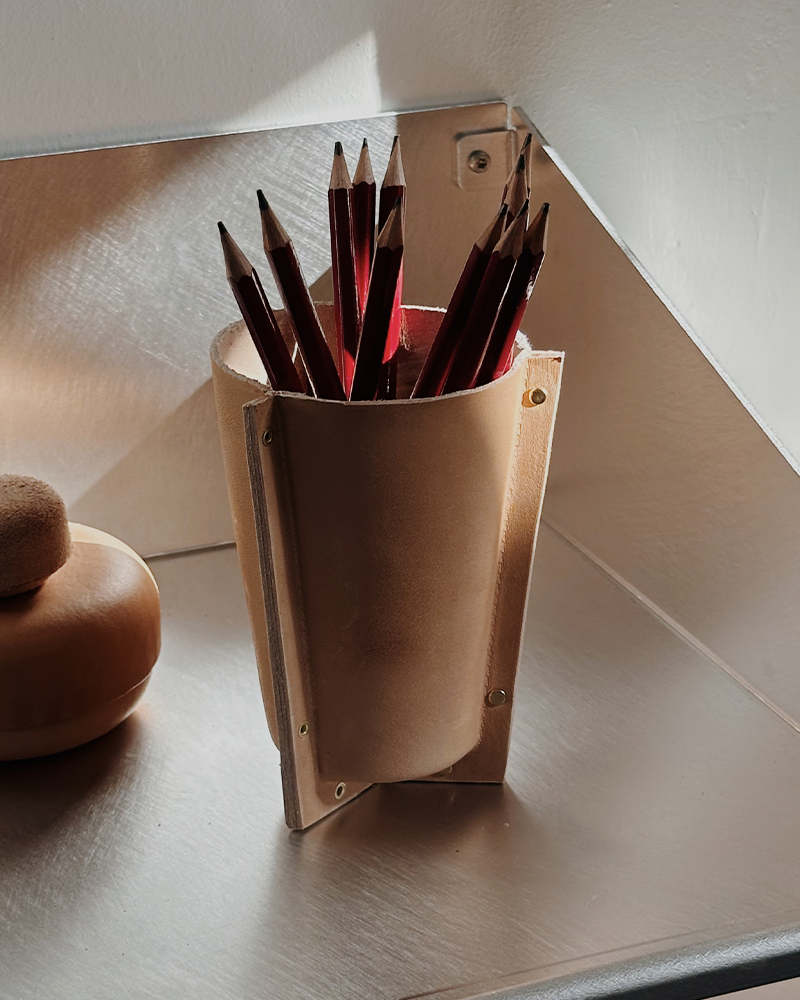 Et blyantkogger i kernlæder. Et bæger, du kan bruge til alt.