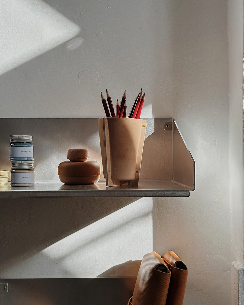 Et blyantkogger i kernlæder. Et bæger, du kan bruge til alt.