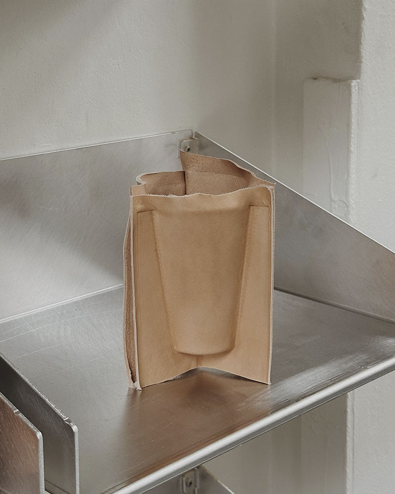 Et blyantkogger i kernlæder. Et bæger, du kan bruge til alt.